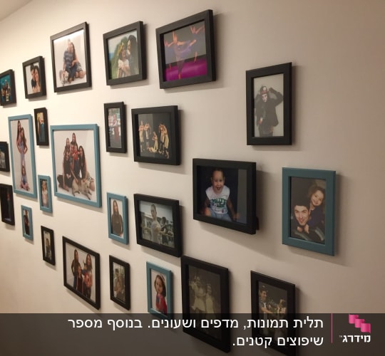 קיר עם מסגרות תמונות תלויות בצורה מסודרת